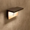 Aplique de pared de exterior Ruka – Mantra – Lámpara de exterior con sensor, de madera, IP54 LED 3000K