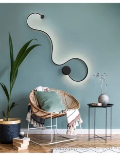 Aplique de pared Grafos – Schuller – Lámpara minimalista en negro o dorado