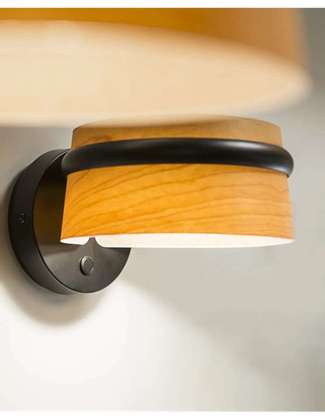 Aplique de pared Loop – Faro – Lámpara de lectura orientable, pantalla de madera