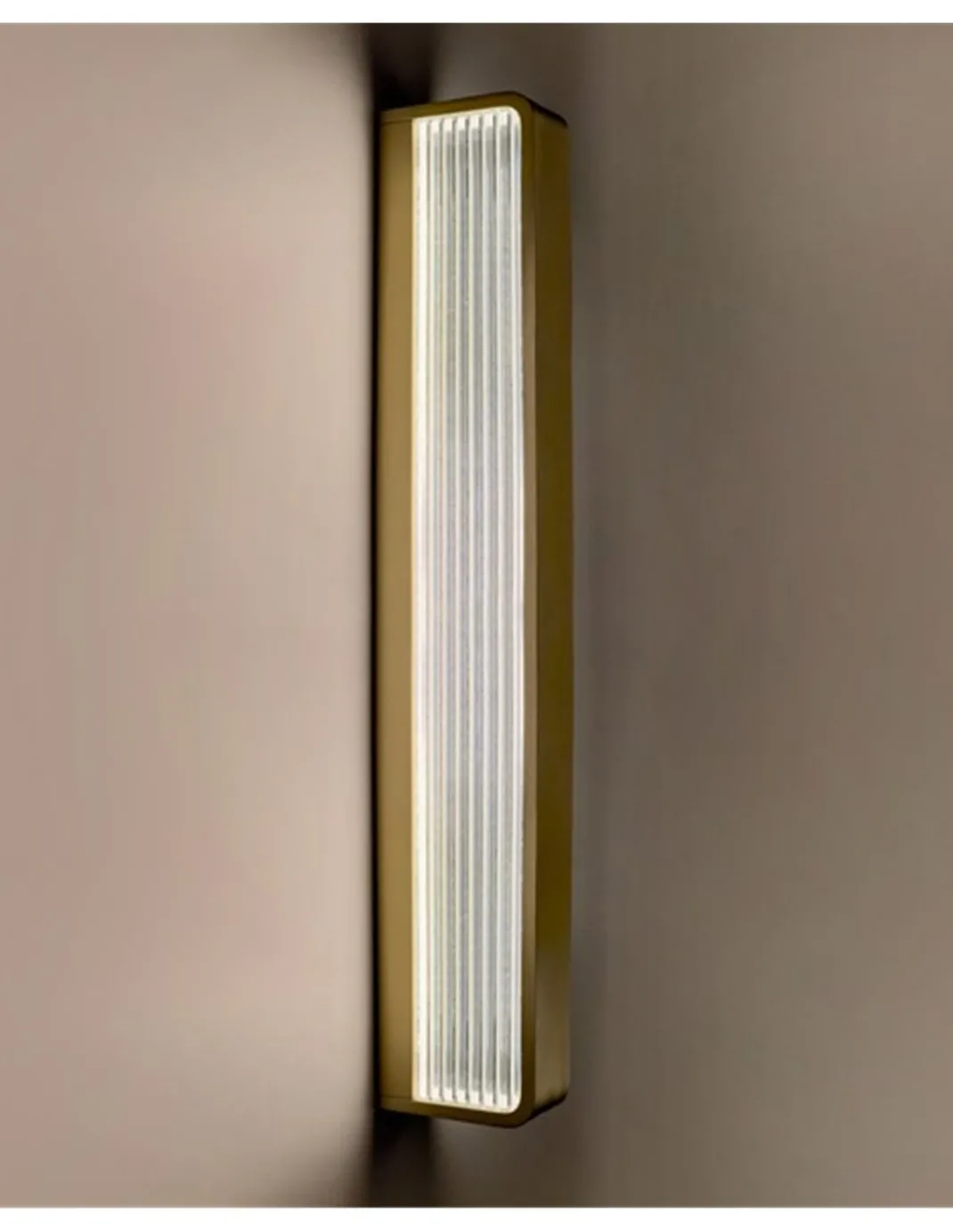 Aplique de pared Myn W Glass - B.lux - Diseño vertical con vidrio estriado y luz LED difusa