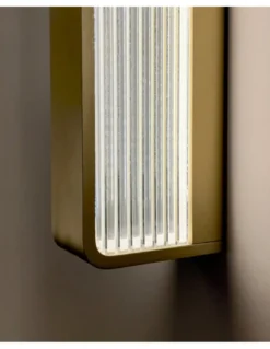 Aplique de pared Myn W Glass - B.lux - Diseño vertical con vidrio estriado y luz LED difusa
