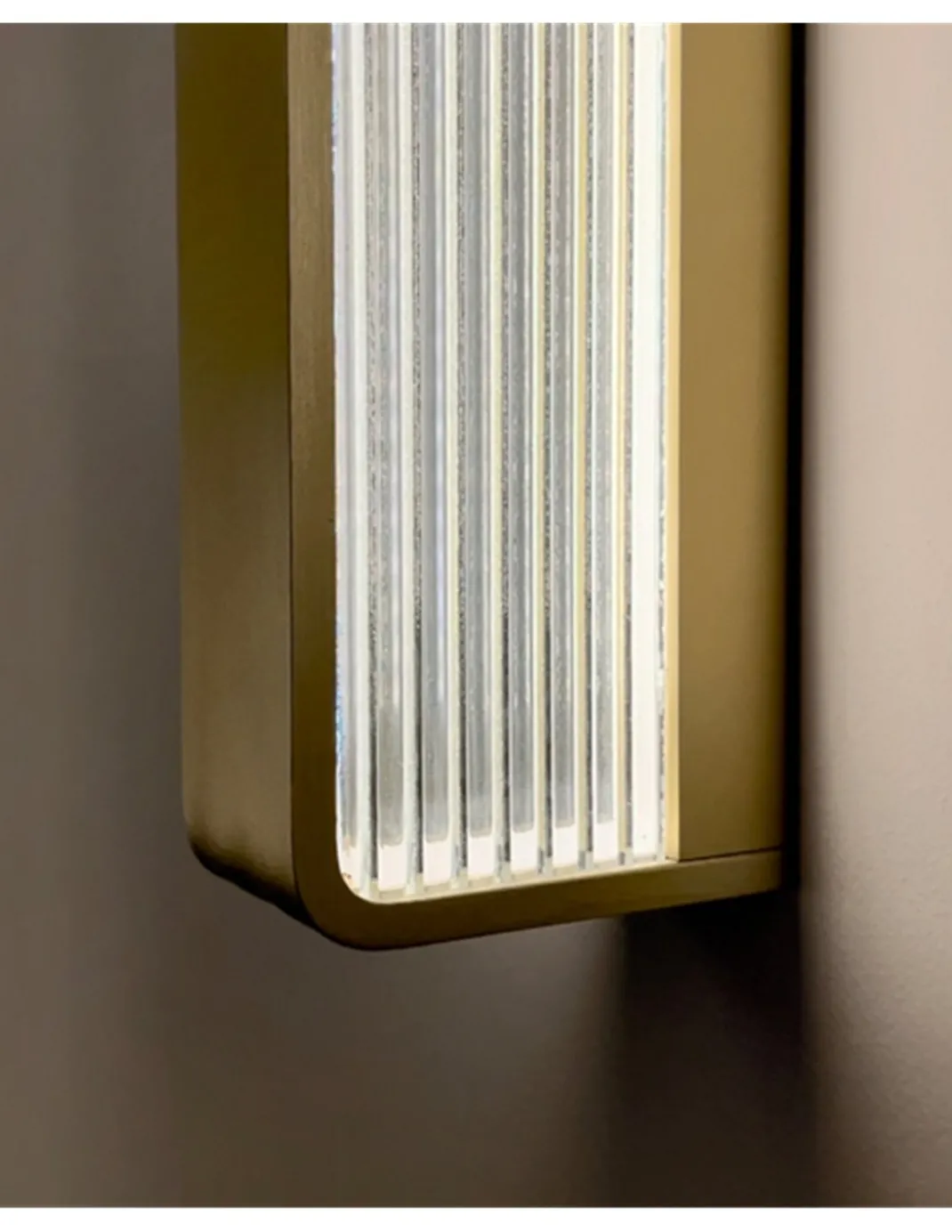 Aplique de pared Myn W Glass - B.lux - Diseño vertical con vidrio estriado y luz LED difusa
