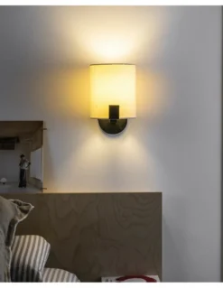 Aplique de pared Nila – Faro – Lámpara decorativa con pantalla de tela blanca