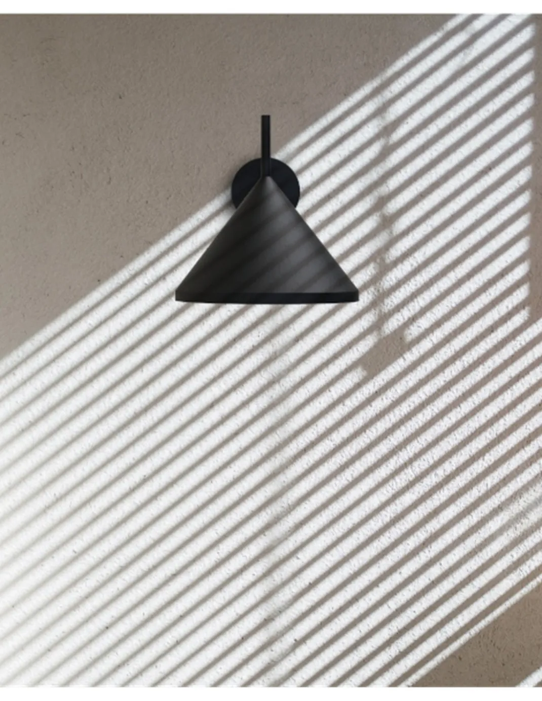 Aplique de pared Sutton – Luxcambra – Pantalla cónica en negro o blanco