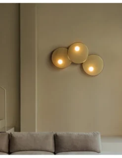 Aplique de pared Trip Triple - LedsC4 - Diseño decorativo con 3 discos de acero y tulipas de vidrio