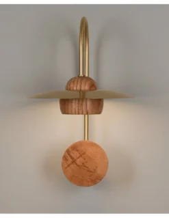 Aplique de pared Txapela - Pedret Lighting - Lámpara decorativa de madera de roble con disco de latón