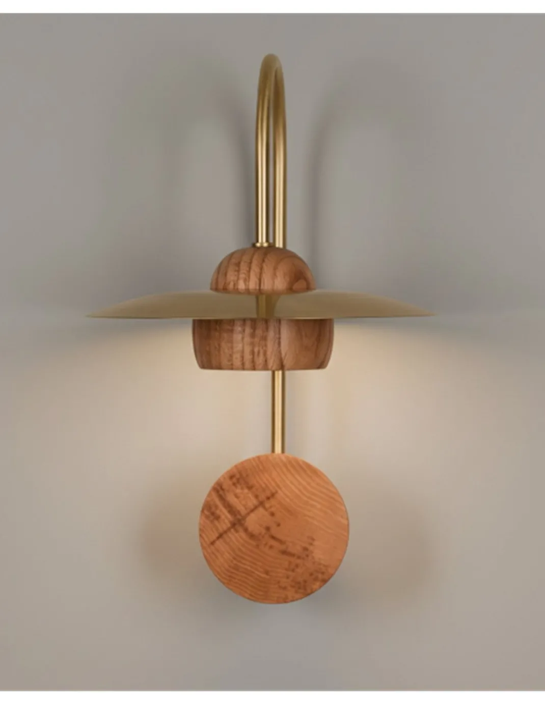 Aplique de pared Txapela - Pedret Lighting - Lámpara decorativa de madera de roble con disco de latón