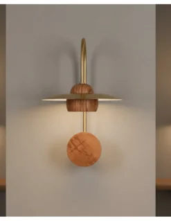 Aplique de pared Txapela - Pedret Lighting - Lámpara decorativa de madera de roble con disco de latón