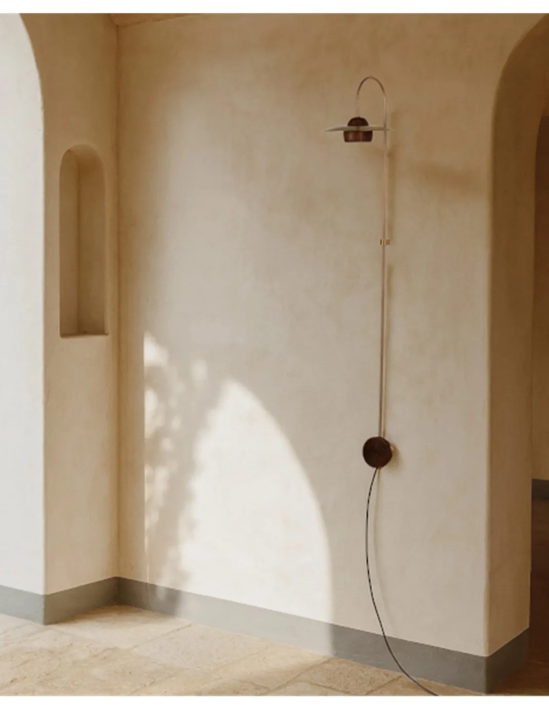 Aplique de pared Txapela - Pedret Lighting - Lámpara alargada de madera de roble y latón