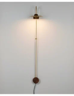 Aplique de pared Txapela - Pedret Lighting - Lámpara alargada de madera de roble y latón