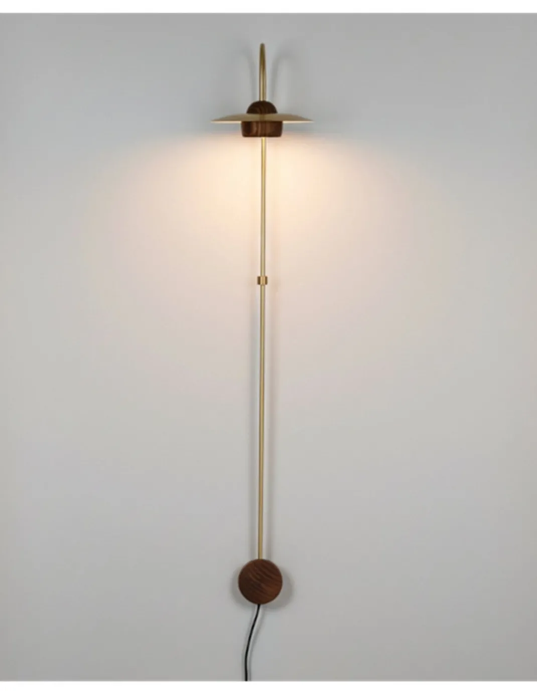 Aplique de pared Txapela - Pedret Lighting - Lámpara alargada de madera de roble y latón