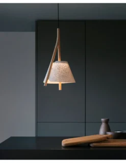 Lámpara colgante Cambo - a-emotional light - Diseño moderno con pantalla de malla y madera