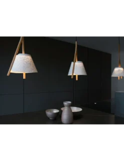 Lámpara colgante Cambo - a-emotional light - Diseño moderno con pantalla de malla y madera
