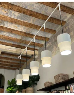 Lámpara colgante Kan – Luxcambra – Diseño horizontal, 5 luces, pantalla cotonet sand