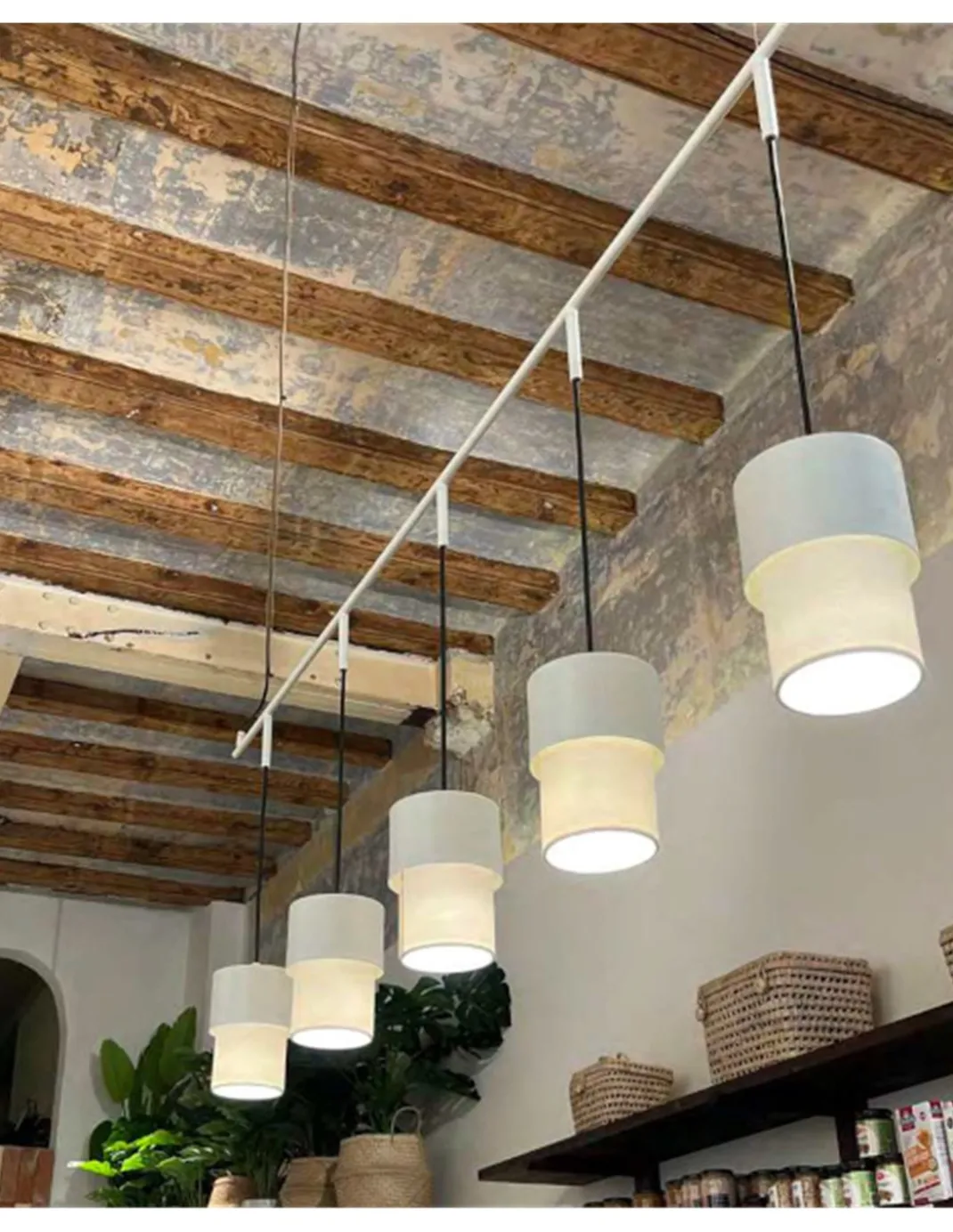Lámpara colgante Kan – Luxcambra – Diseño horizontal, 5 luces, pantalla cotonet sand
