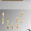 Lámpara colgante lineal Twist – Schuller – Lámpara minimalista regulable, acabado oro cepillado