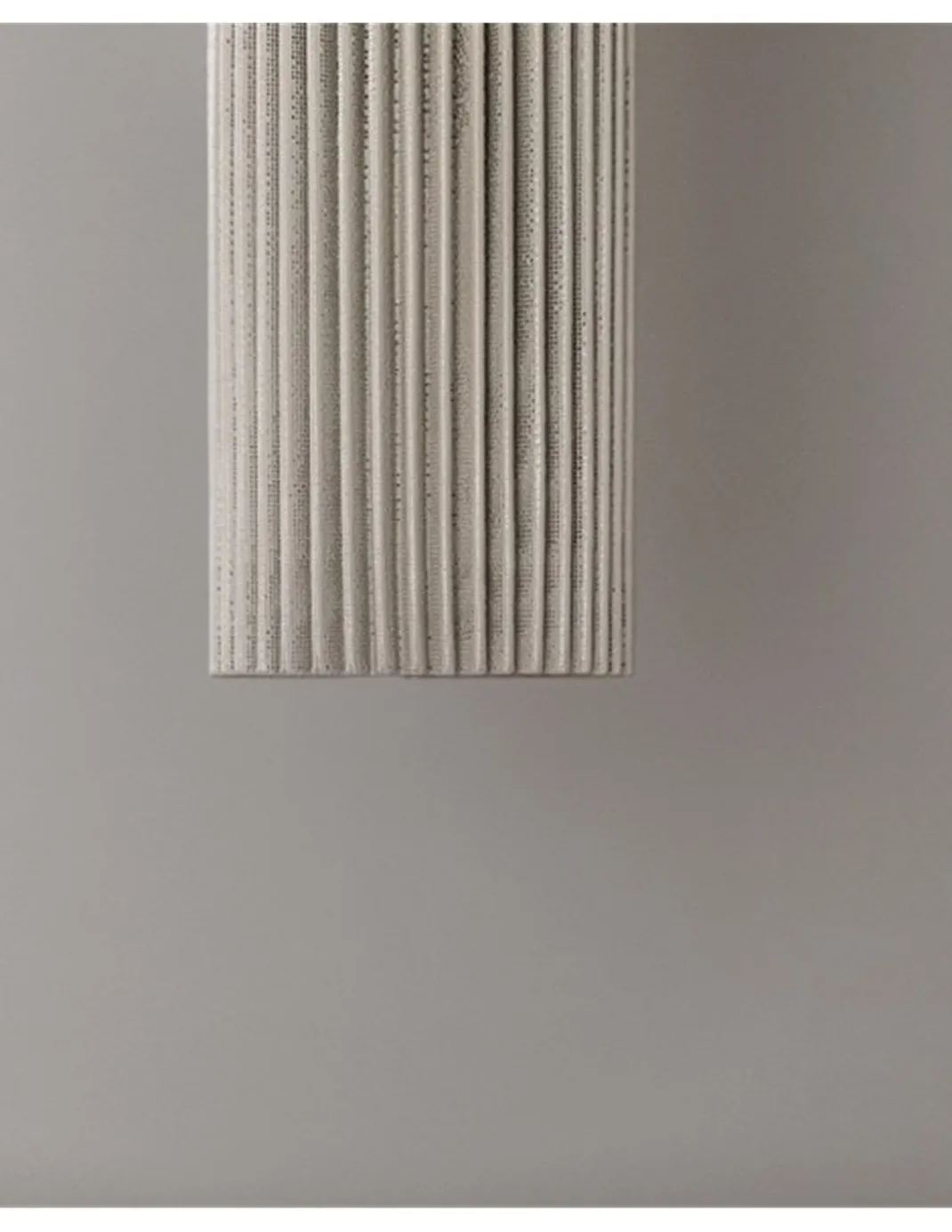 Lámpara colgante Núa - a-emotional light - Diseño vertical de malla metálica disponible en 2 tamaños