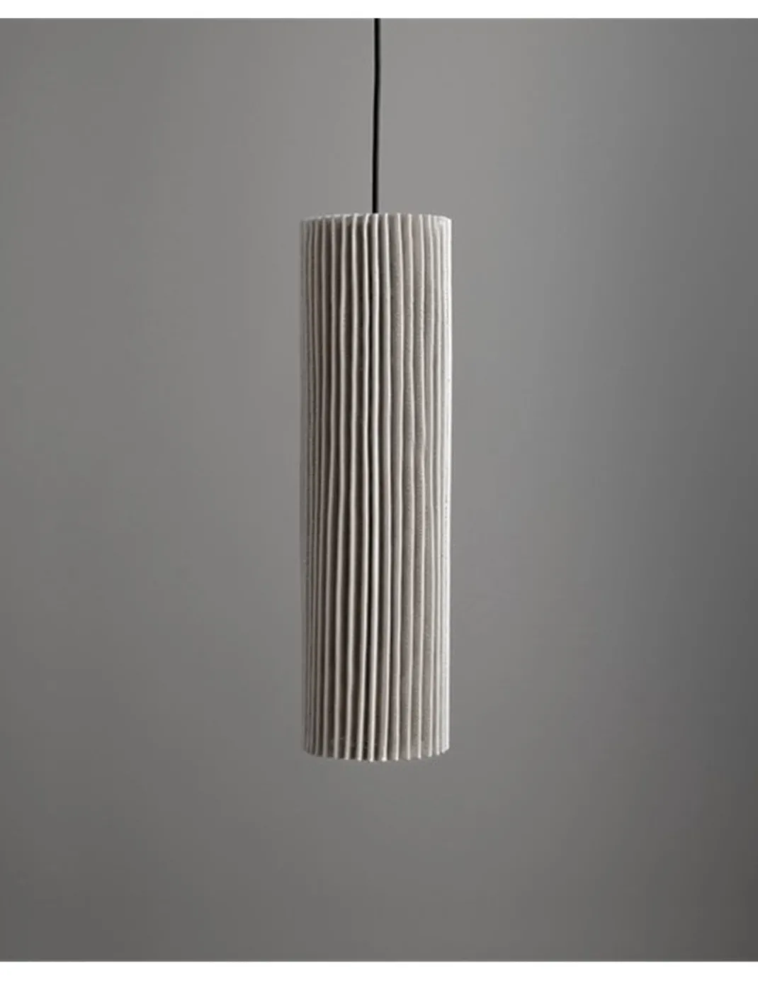 Lámpara colgante Núa - a-emotional light - Diseño vertical de malla metálica disponible en 2 tamaños