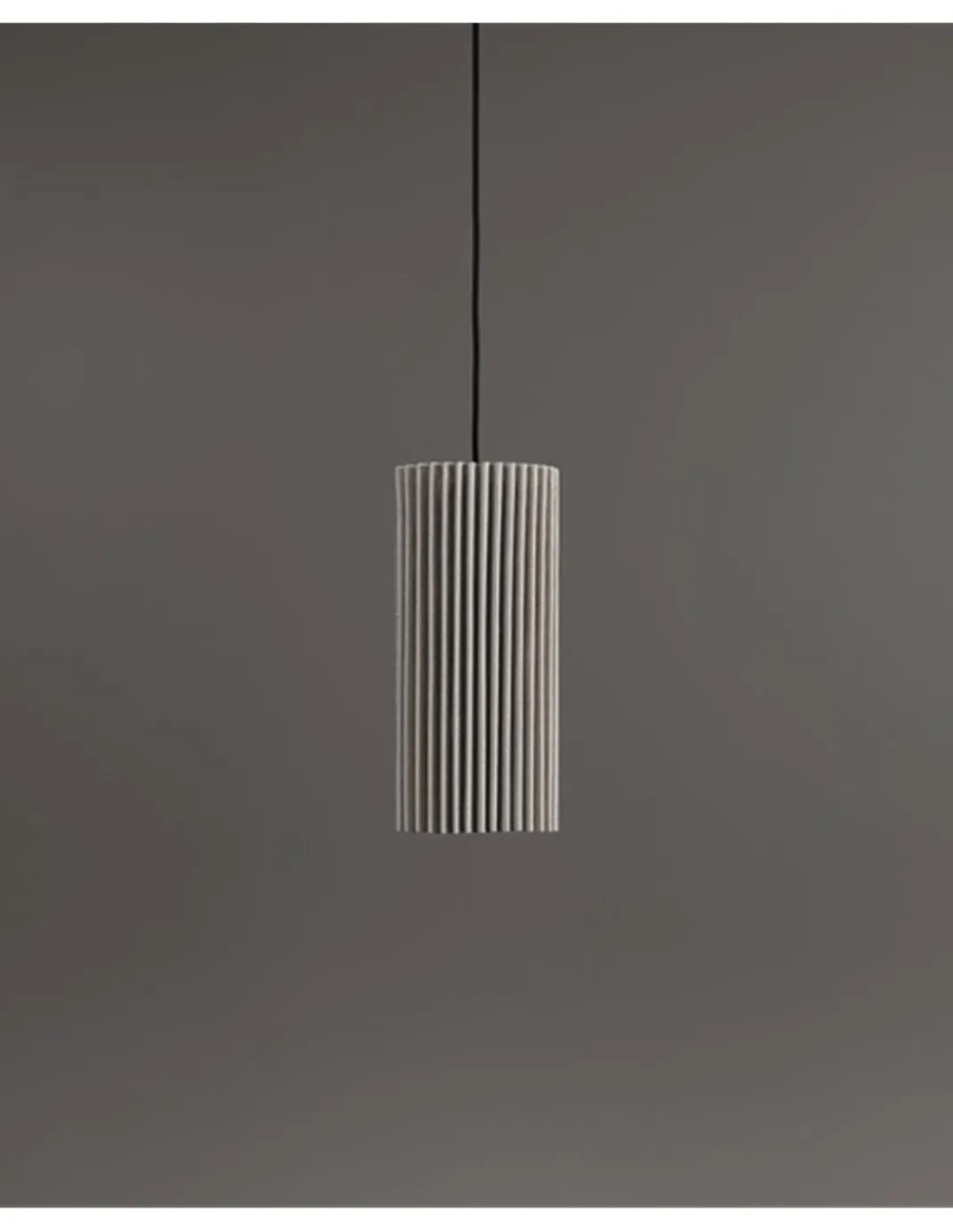 Lámpara colgante Núa - a-emotional light - Diseño vertical de malla metálica con textura decorativa