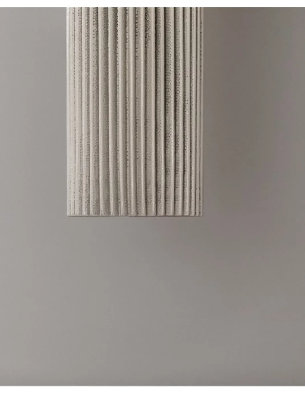 Lámpara colgante Núa - a-emotional light - Diseño vertical de malla metálica con textura decorativa