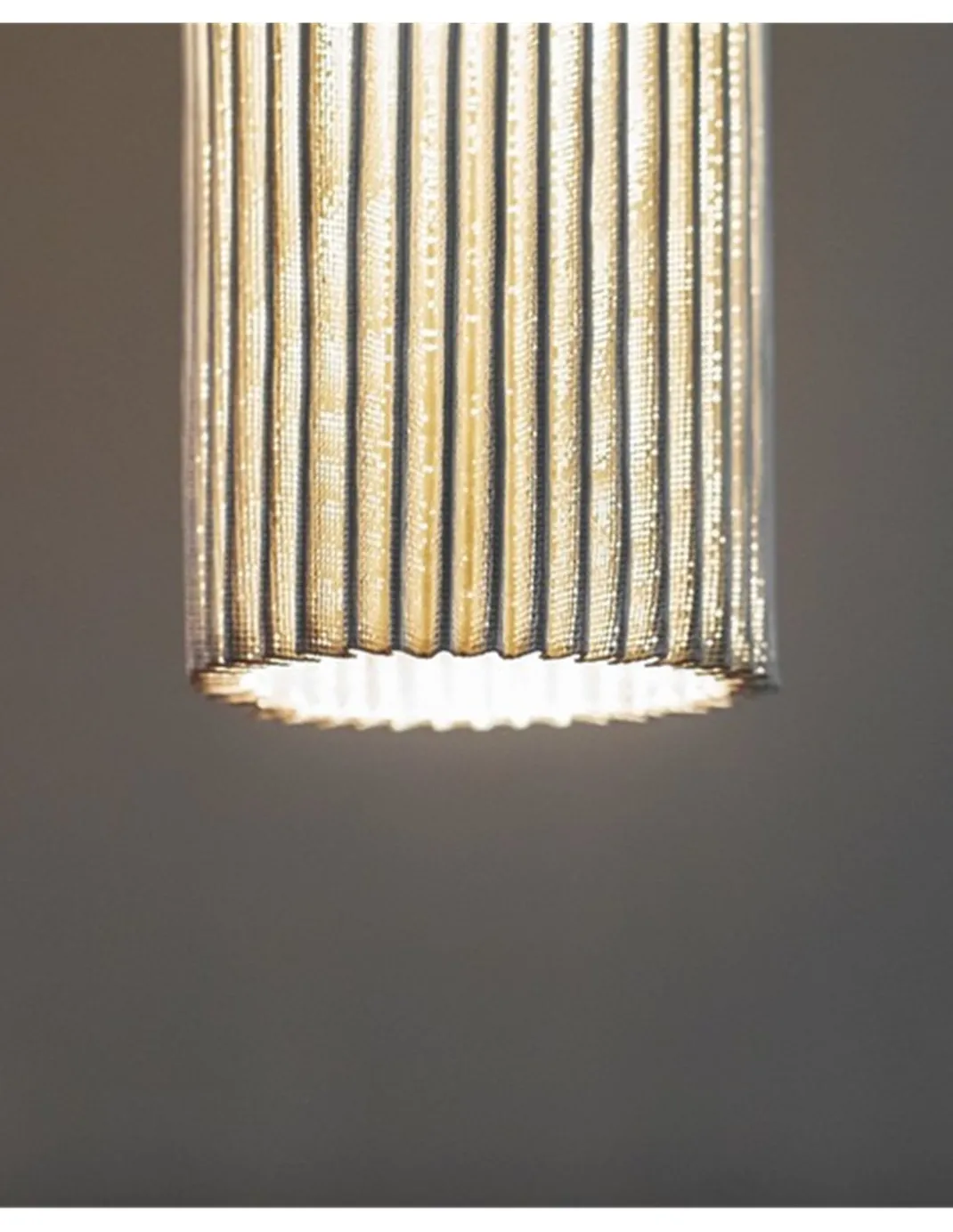 Lámpara colgante Núa - a-emotional light - Diseño vertical de malla metálica con textura decorativa