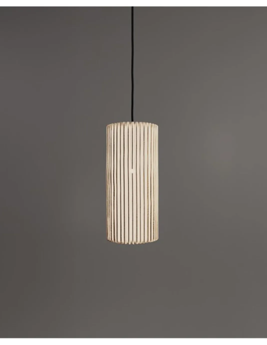 Lámpara colgante Núa - a-emotional light - Diseño vertical de malla metálica con textura decorativa