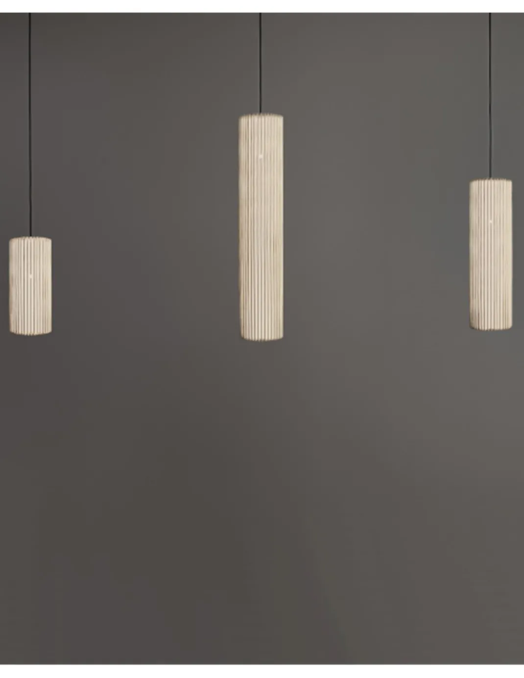 Lámpara colgante Núa - a-emotional light - Diseño vertical de malla metálica con textura decorativa