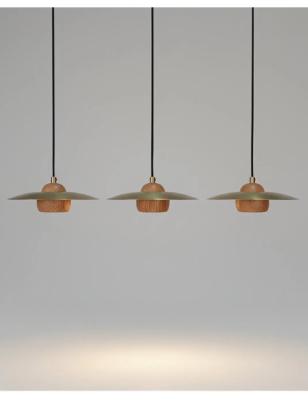 Lámpara colgante Txapela - Pedret Lighting - Lámpara de roble y latón satinado