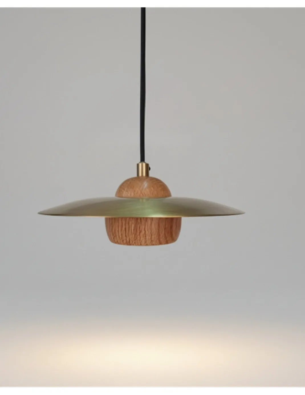 Lámpara colgante Txapela - Pedret Lighting - Lámpara de roble y latón satinado