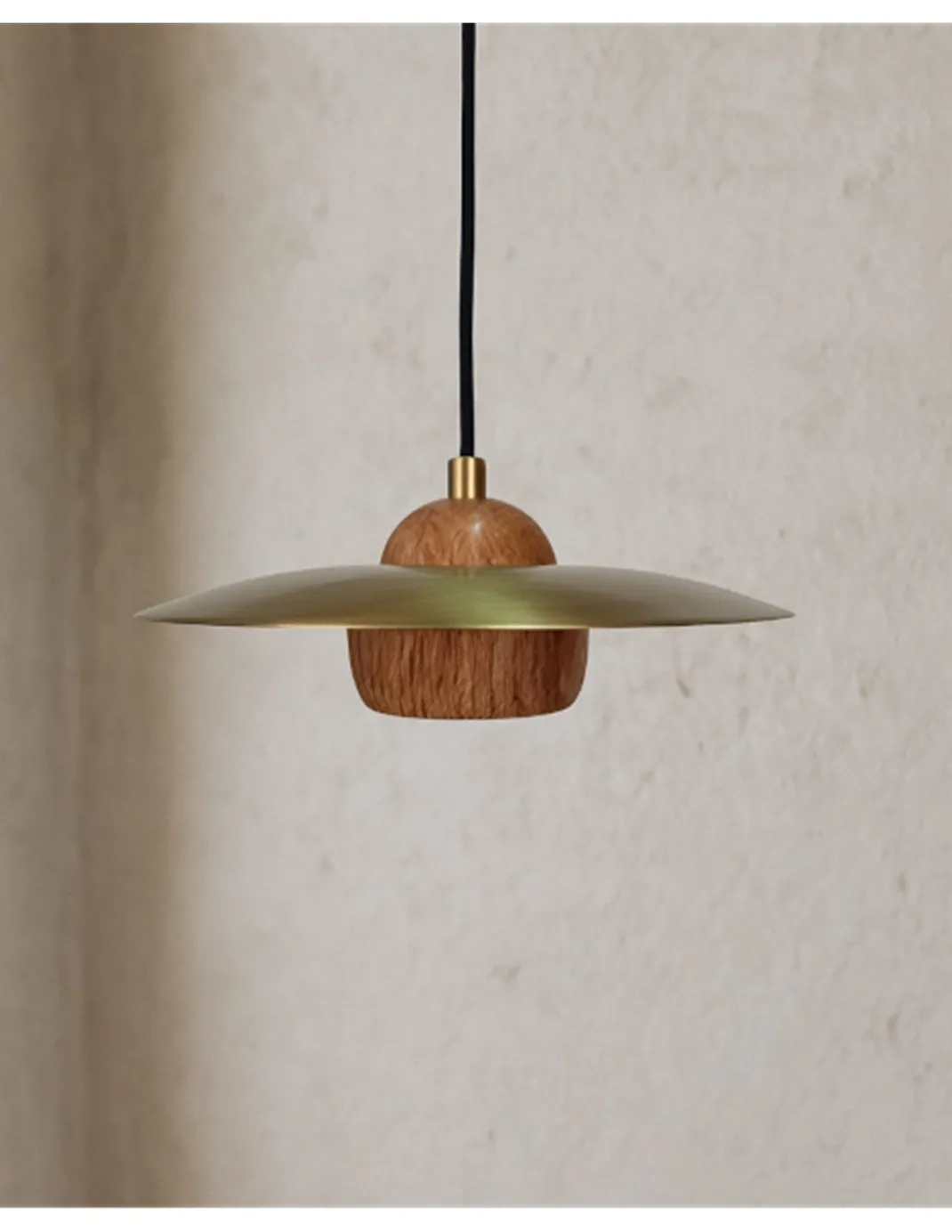 Lámpara colgante Txapela - Pedret Lighting - Lámpara de roble y latón satinado