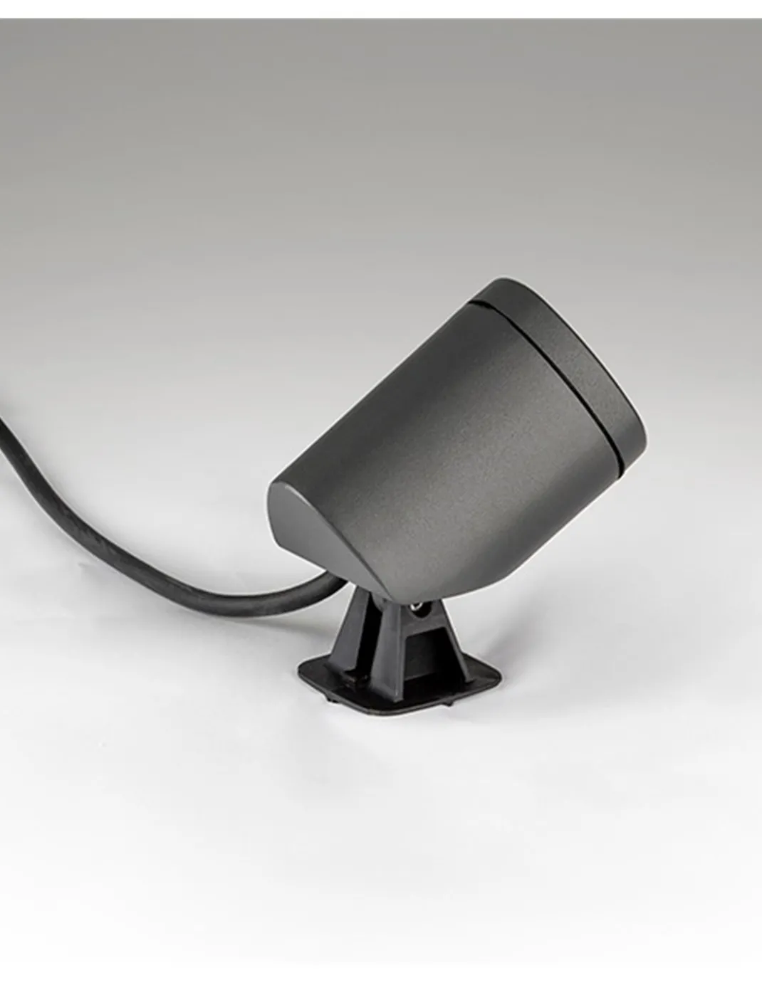 Lámpara con estaca de exterior Flux – Schuller – Acabado gris oscuro