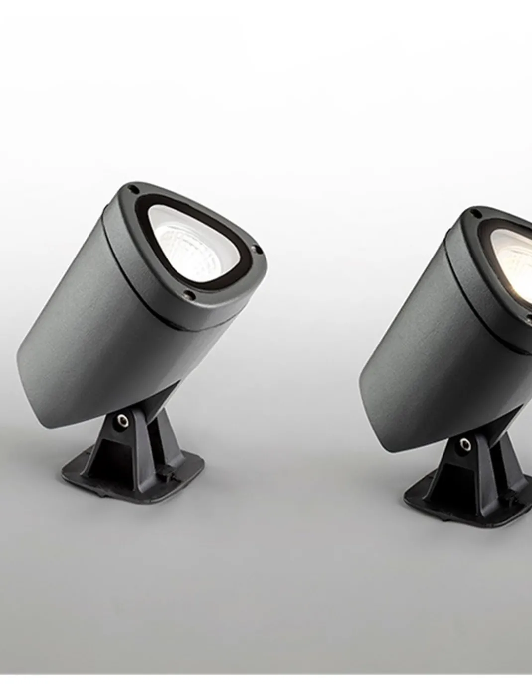 Lámpara con estaca de exterior Flux – Schuller – Acabado gris oscuro