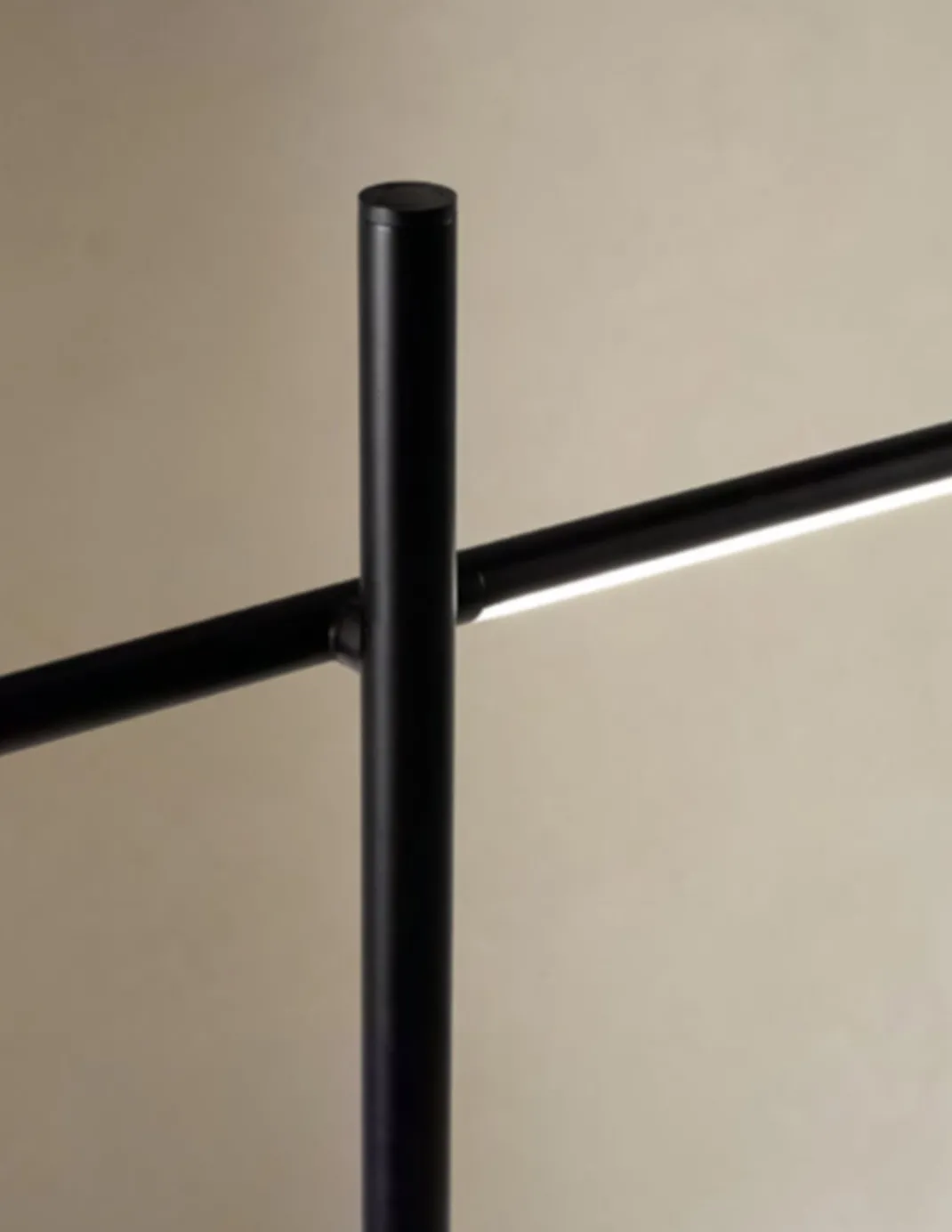 Lámpara de escritorio Tubs - LedsC4 - Base en mármol negro, regulable y orientable