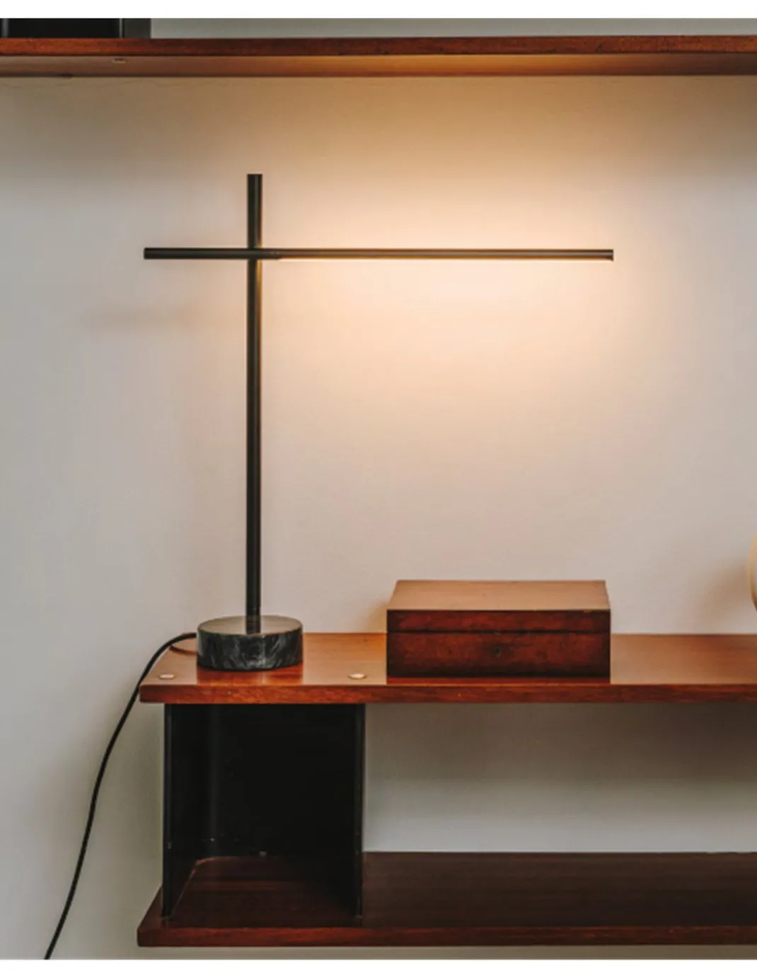 Lámpara de escritorio Tubs - LedsC4 - Base en mármol negro, regulable y orientable