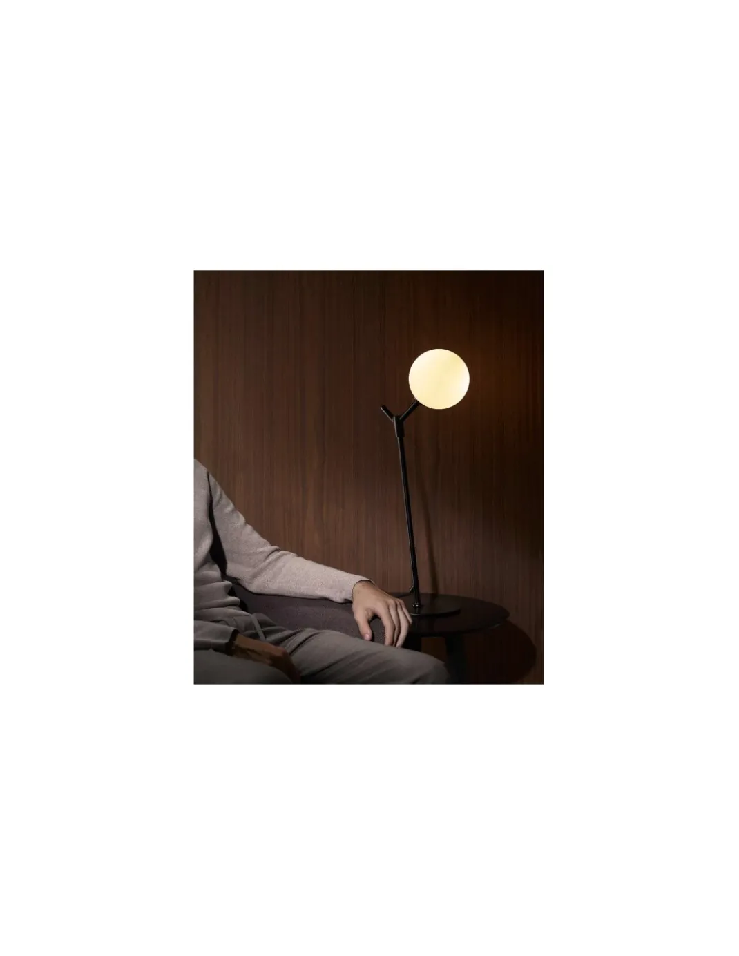 Lámpara de Mesa Atom - Aromas. Lámpara tipo bola, Metal negro/dorado, LED 2700K