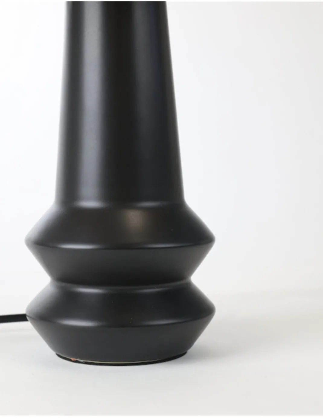 Lámpara de mesa Baka - IDP Lampshades - Diseño moderno de cerámica