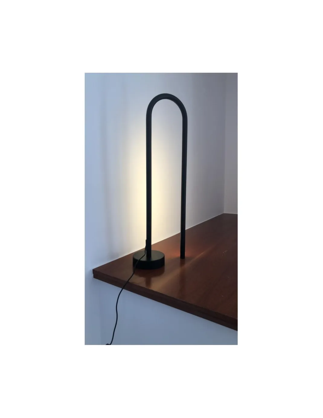 Lámpara de Mesa Bow - Nexia - LED, diseño minimalista y moderno