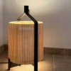 Lámpara de mesa Fanal – Luxcambra – Pantalla de lamas de madera