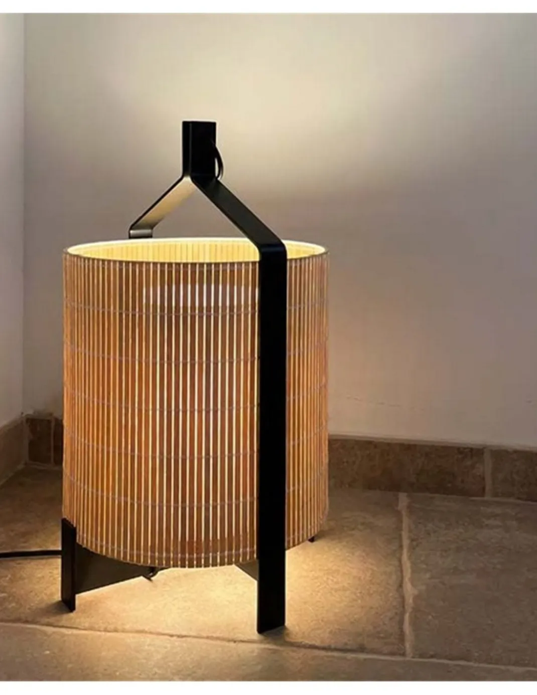 Lámpara de mesa Fanal – Luxcambra – Pantalla de lamas de madera
