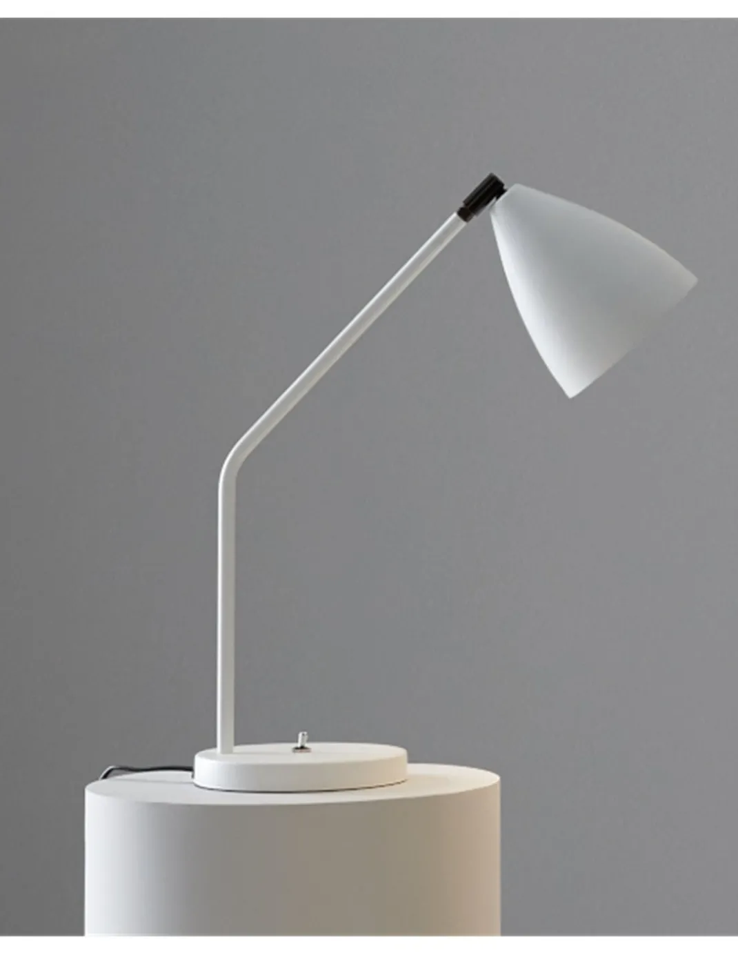 Lámpara de mesa Hat – Massmi – Lámpara de metal hierro pintado, Cable 1 metro negro
