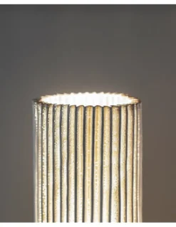 Lámpara de mesa Núa Medium - a-emotional light - Diseño cilíndrico de malla metálica con luz decorativa tamizada