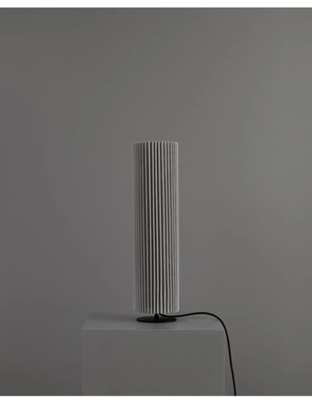 Lámpara de mesa Núa Medium - a-emotional light - Diseño cilíndrico de malla metálica con luz decorativa tamizada