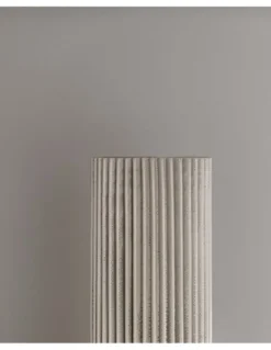 Lámpara de mesa Núa Small - a-emotional light - Malla de acero pintado con textura vertical y luz tamizada