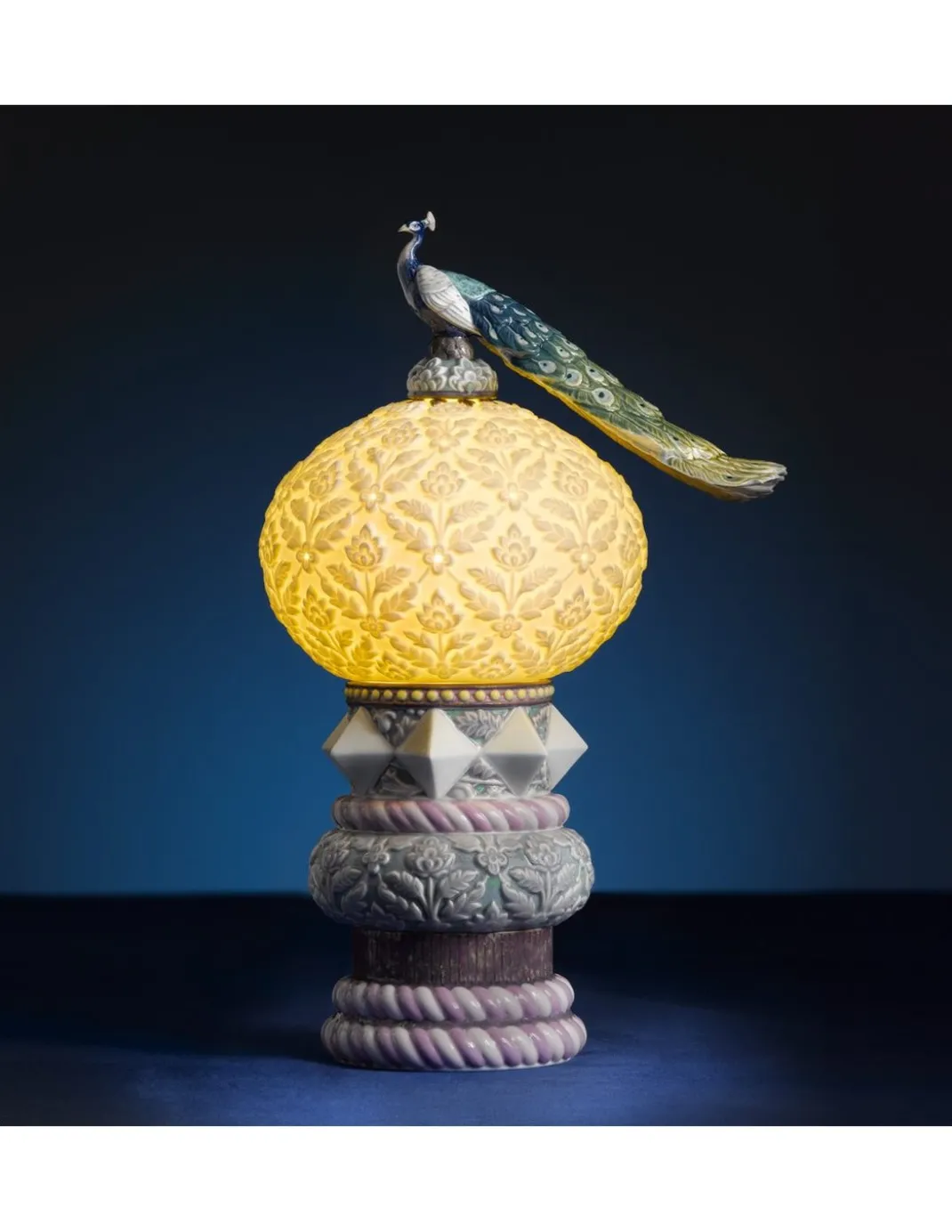 Lámpara de mesa Pavo real - Lladró - Diseño original y decorativo de porcelana