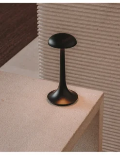 Lámpara de mesa Portobello – LedsC4 – Disponible en 2 colores, Botón touch dimmer, Carga mediante USB