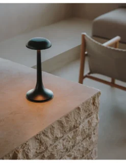 Lámpara de mesa Portobello – LedsC4 – Disponible en 2 colores, Botón touch dimmer, Carga mediante USB