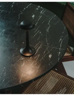 Lámpara de mesa Portobello – LedsC4 – Disponible en 2 colores, Botón touch dimmer, Carga mediante USB