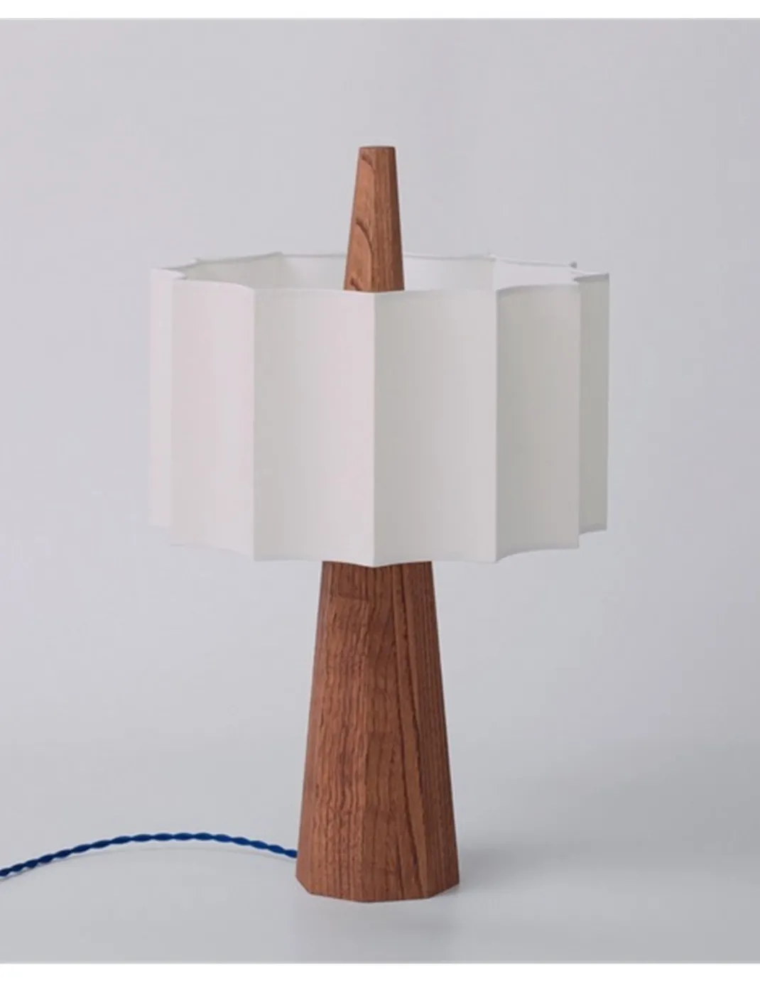 Lámpara de mesa Rain – Robin – Lámpara de madera de castaño con pantalla blanca, Cable azul
