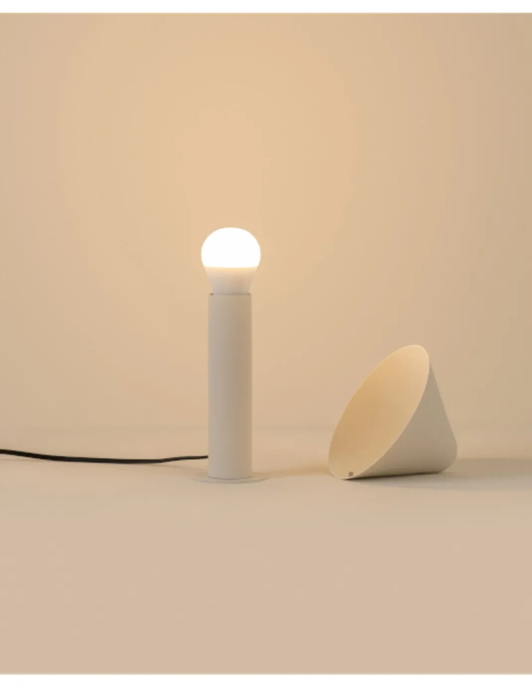 Lámpara de mesa Shita - Milan - Lámpara minimalista con pantalla orientable