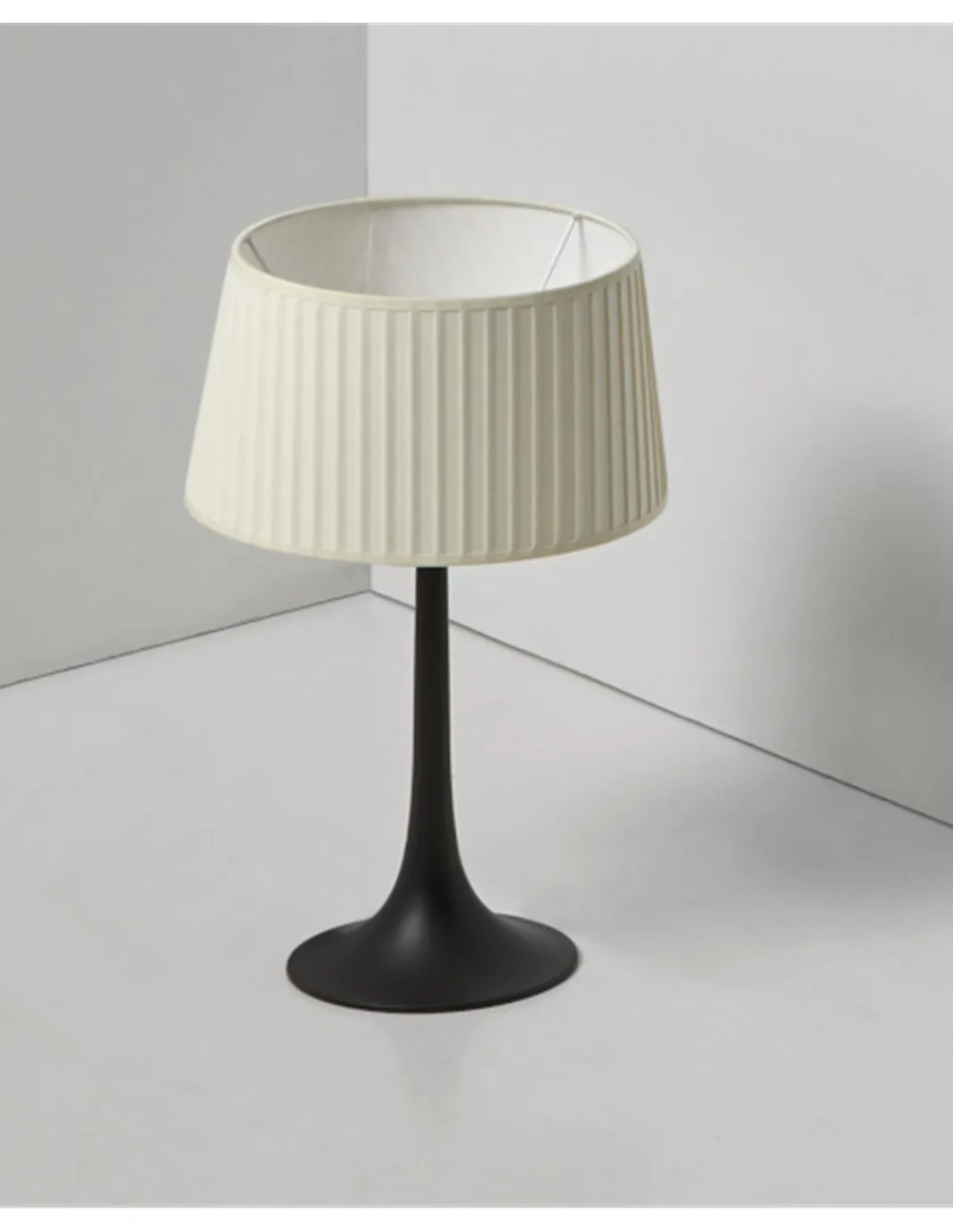 Lámpara de mesa Simplicity – Massmi – Pantalla cónica de algodón translúcido, Altura: 42 cm
